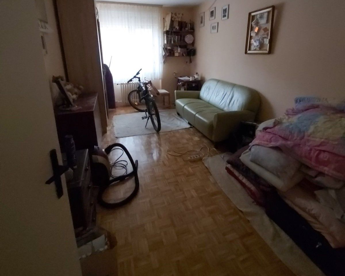 Uknjižen dvosoban stan kod Ž Stanice   062 792 583 2