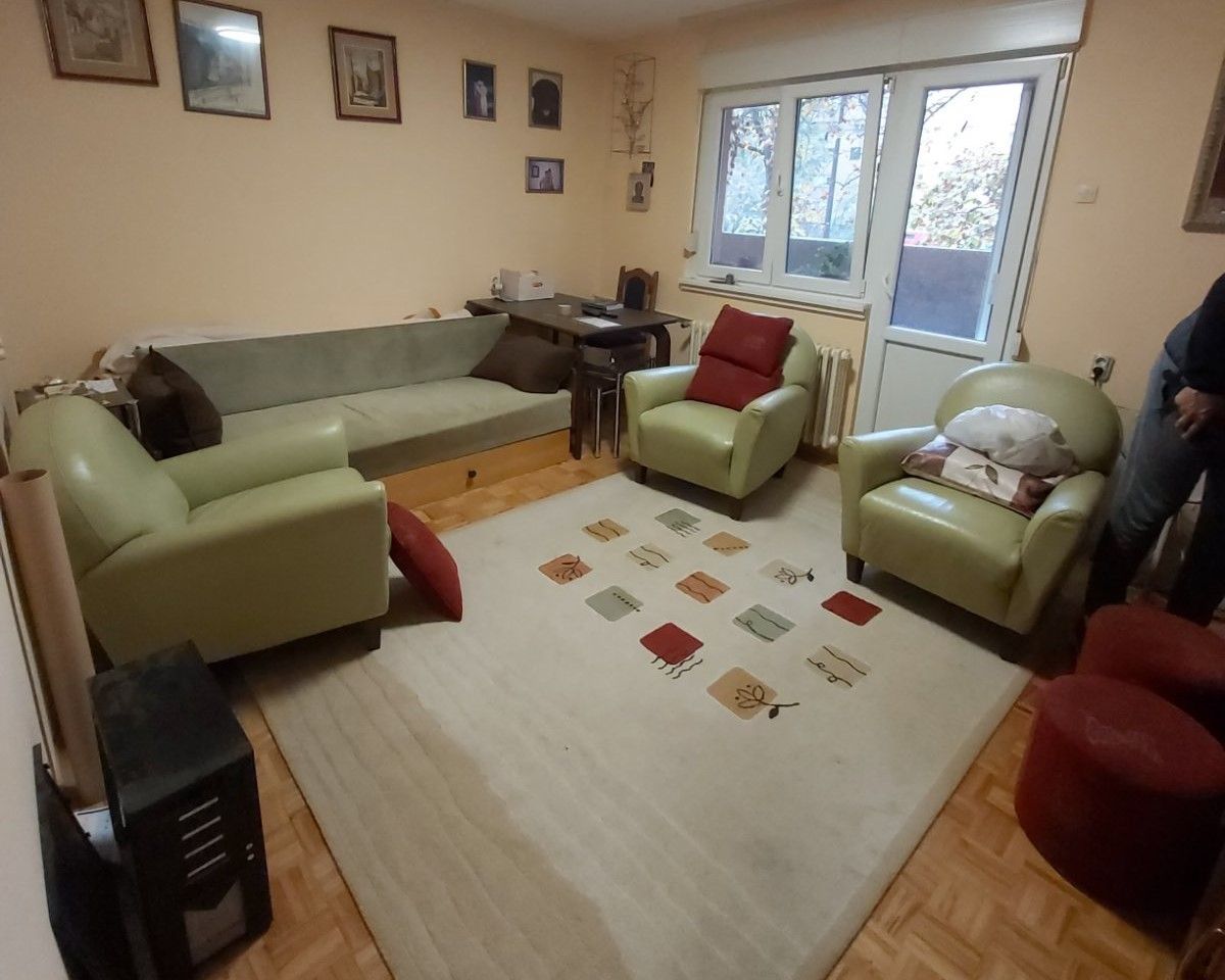 Uknjižen dvosoban stan kod Ž Stanice   062 792 583 1