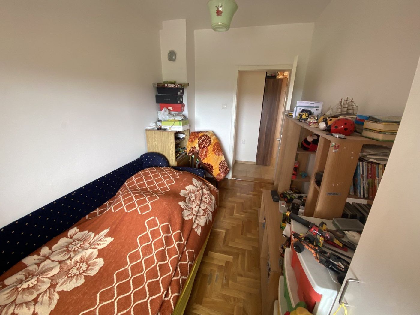 Uknjižen jednoiposoban stan   parking za stanare   062 792 583 3