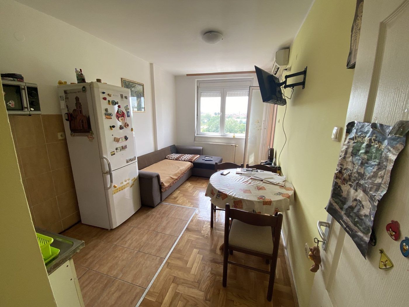 Uknjižen jednoiposoban stan   parking za stanare   062 792 583 2