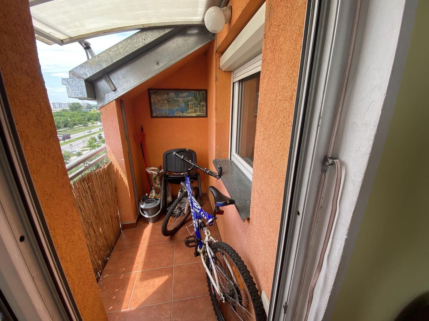 Uknjižen jednoiposoban stan   parking za stanare   062 792 583 5