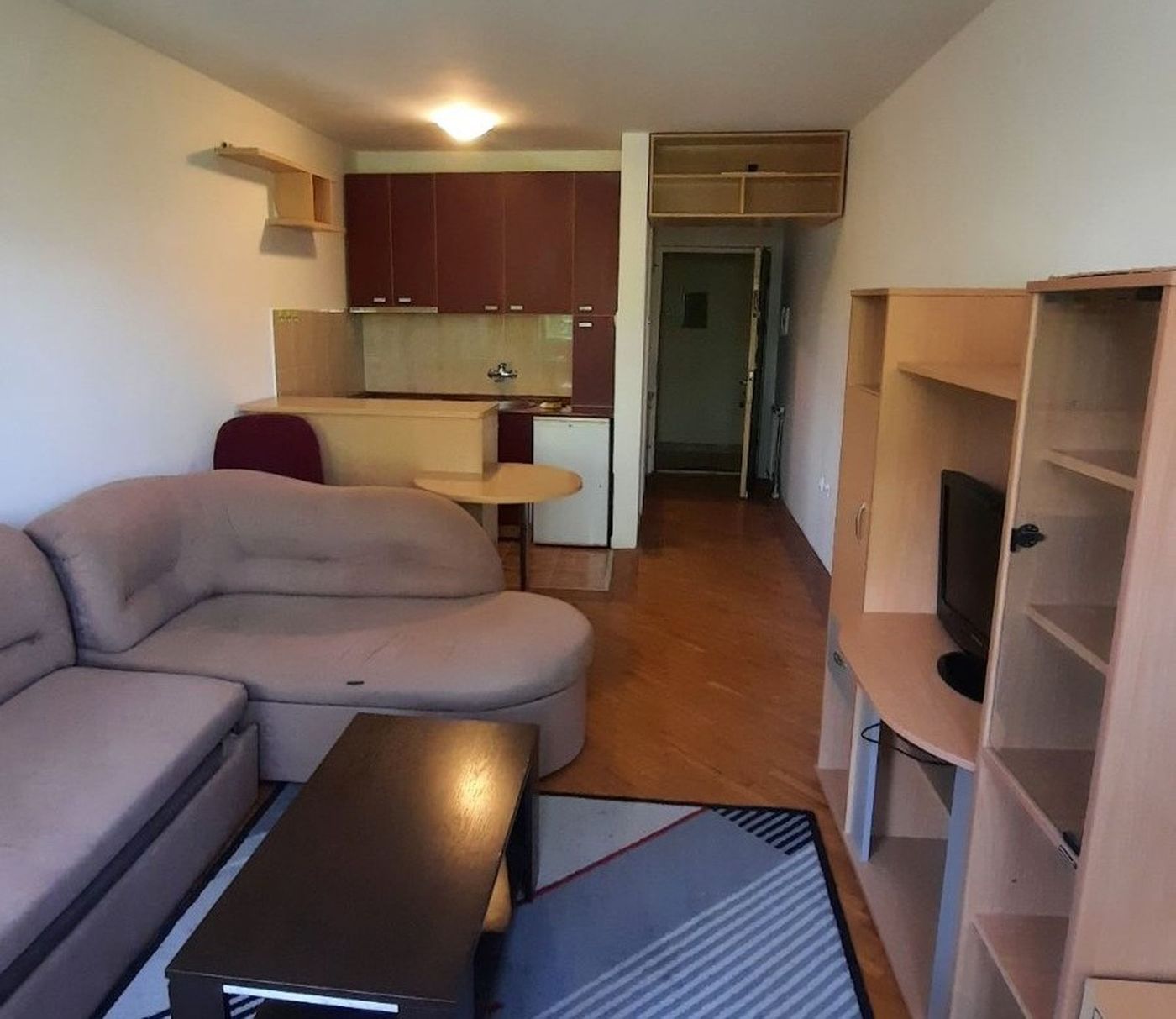 Odmah useljiva uknjižena garsonjera   parking za stanare 062 792 583 2