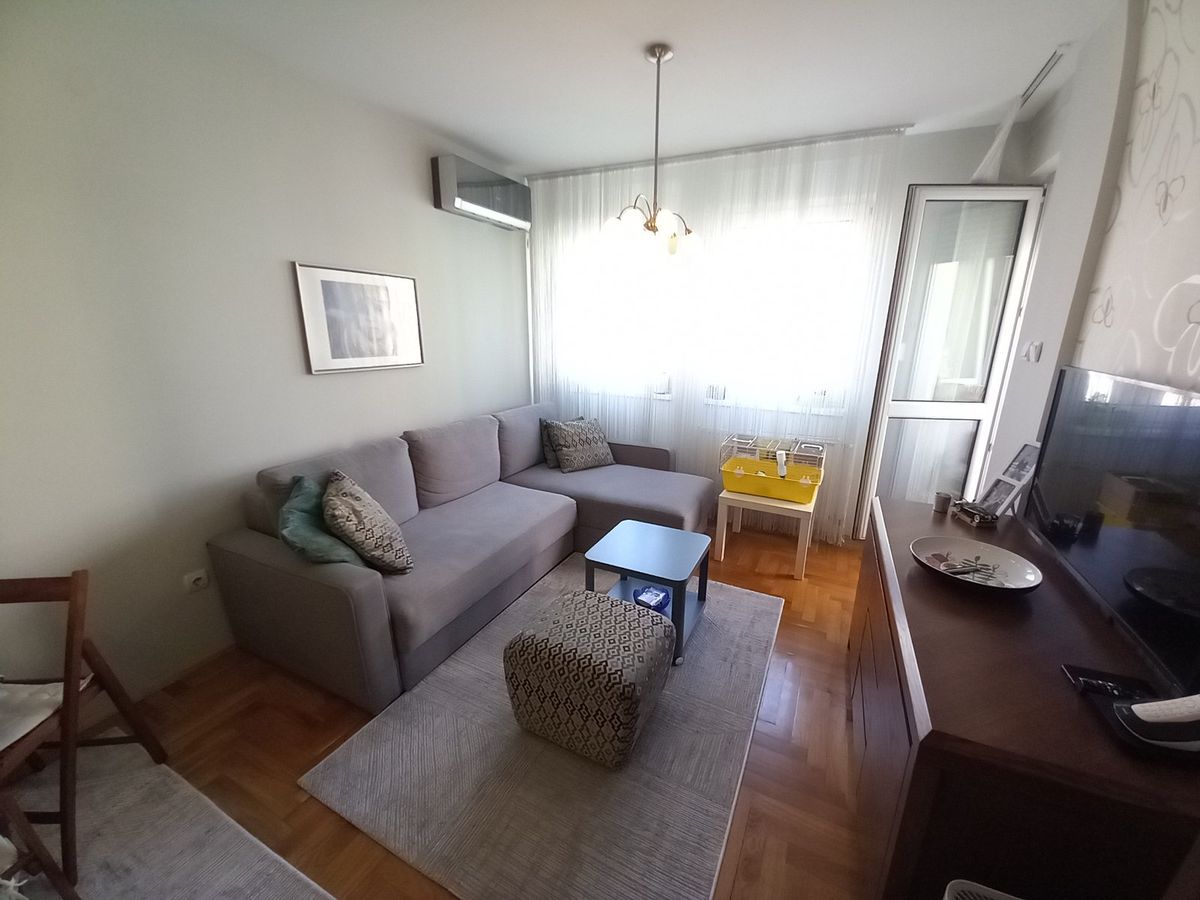 Uknjižen dvoiposoban stan   bez ulaganja   062 792 583 1