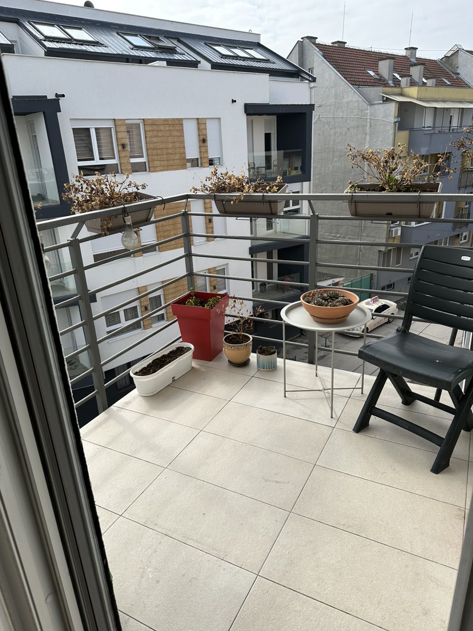 Uknjižen  odmah useljiv NOV četvorosoban stan   062 792 583 5