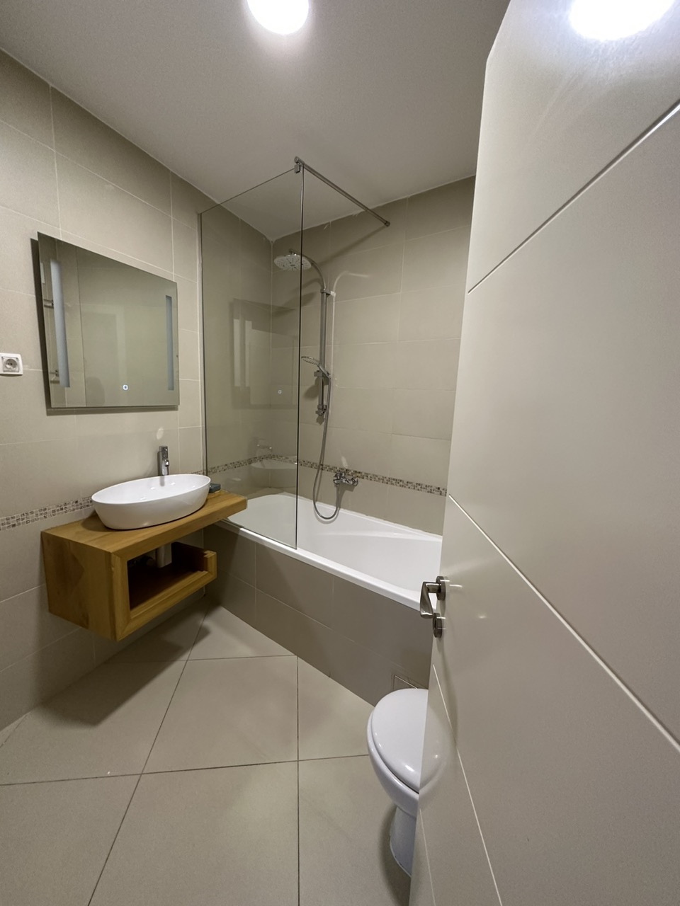 Uknjižen  odmah useljiv NOV četvorosoban stan   062 792 583 4