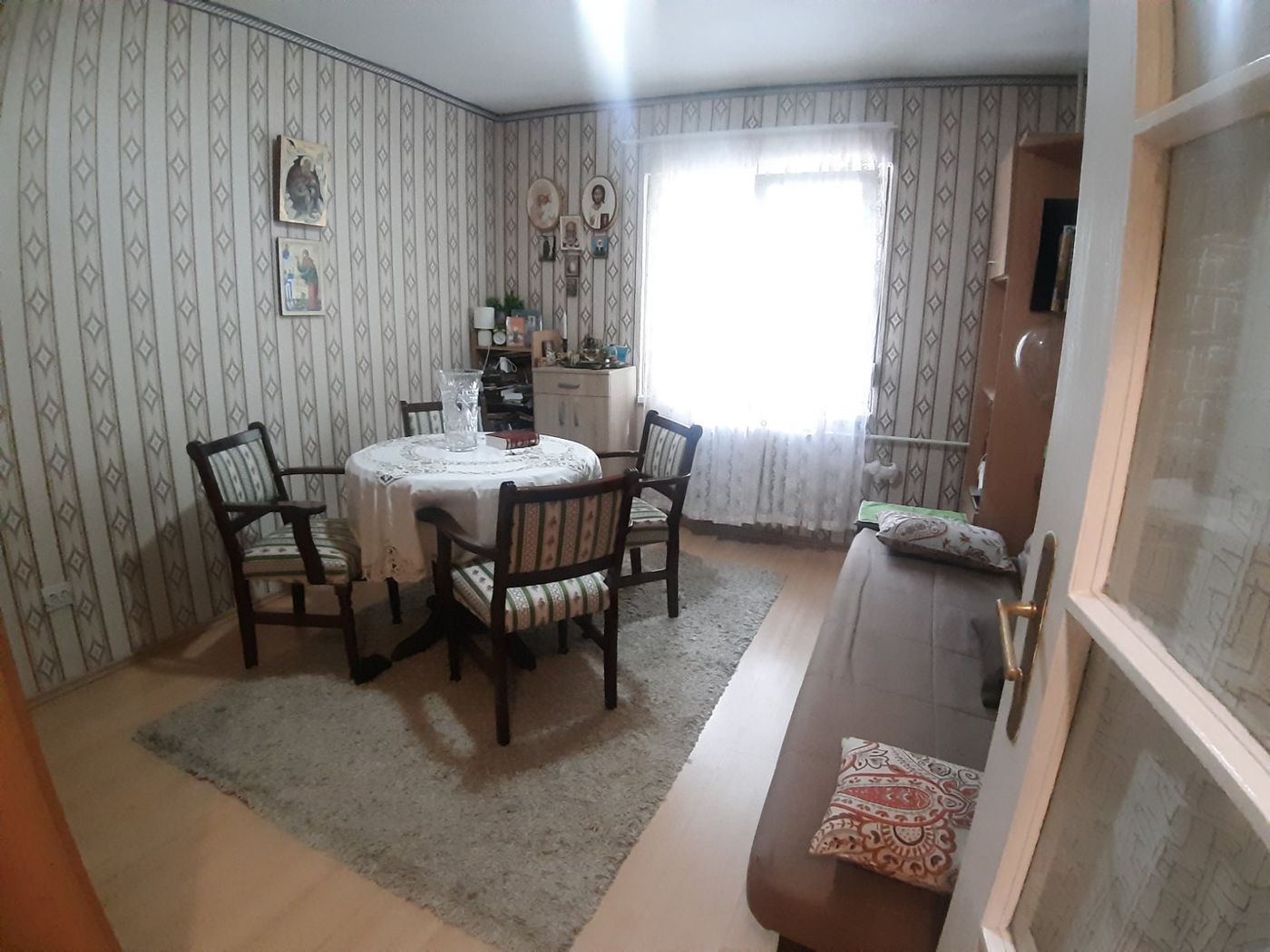 Uknjižen odličan dvoiposoban stan   062 792 583 3