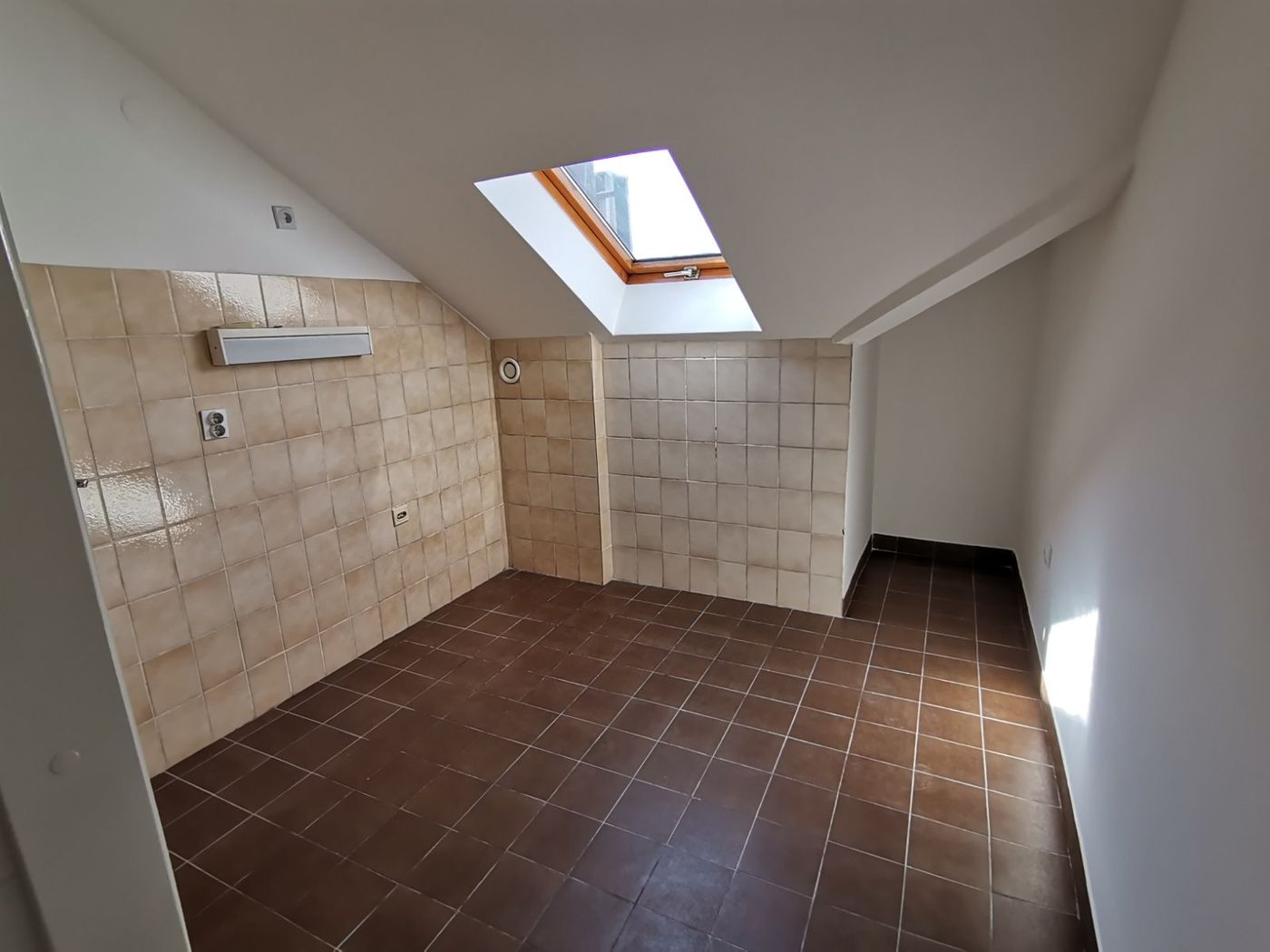 Uknjižen   odličan jednoiposoban stan   062 792 583 3