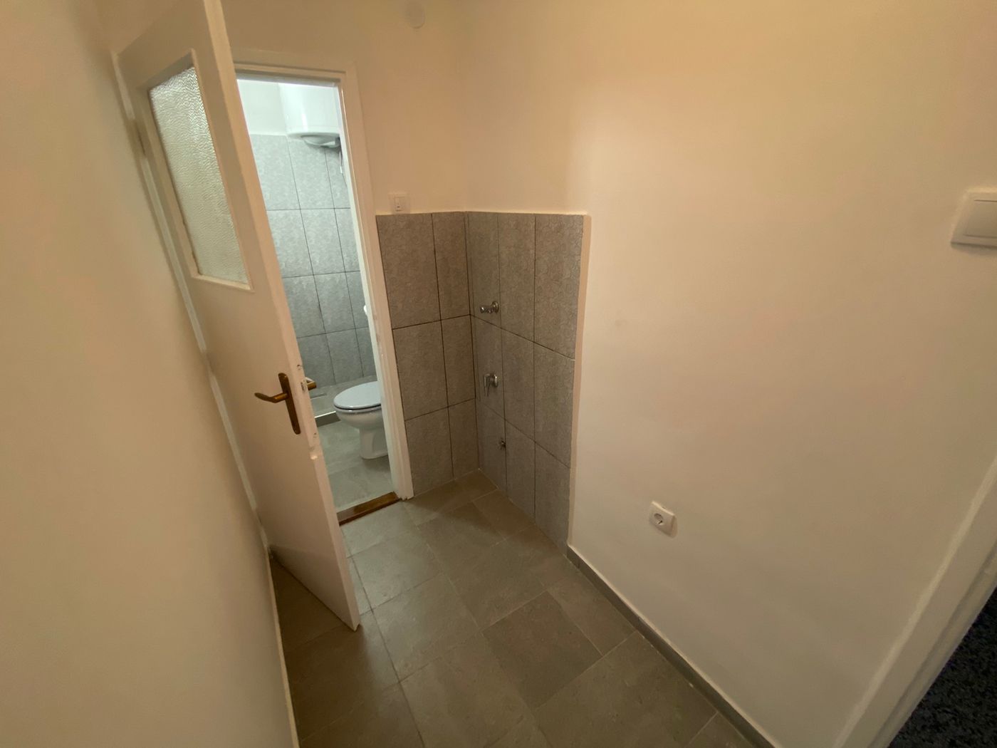 Odmah useljiva povoljna garsonjera   062 792 583 3