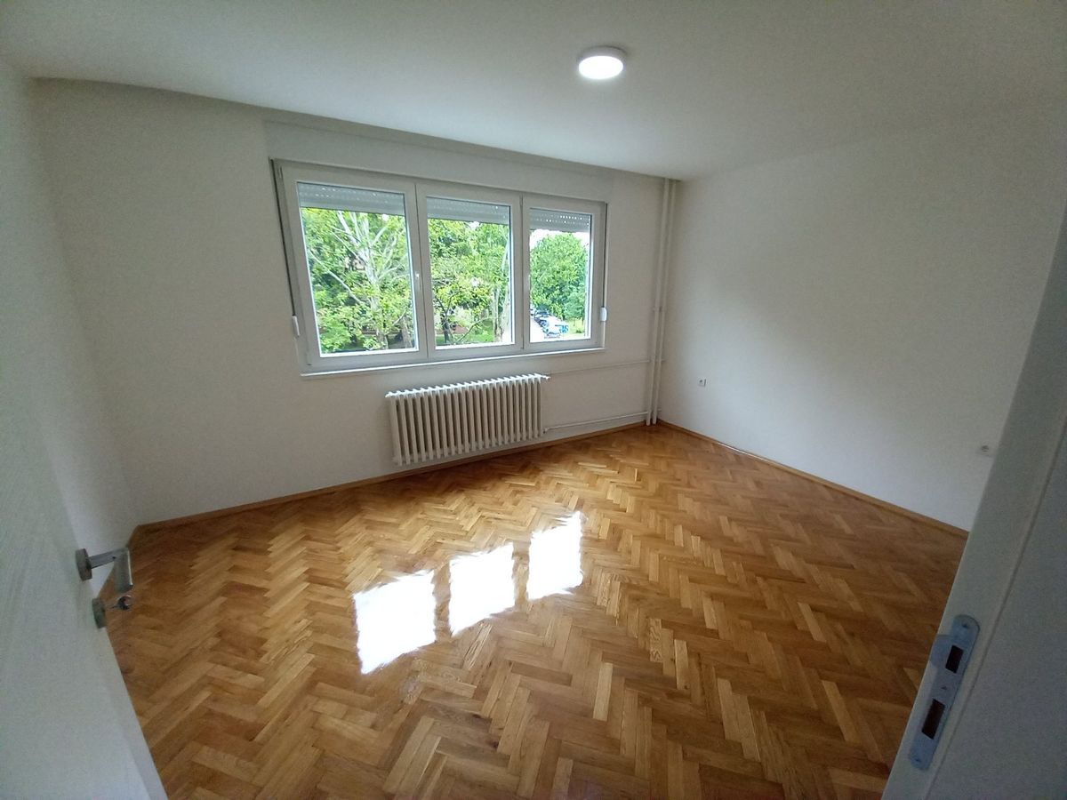 Kompletno renoviran   uknjižen   odmah useljiv   062 792 583 2