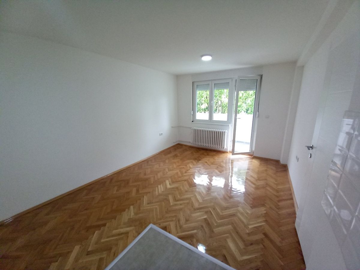 Kompletno renoviran   uknjižen   odmah useljiv   062 792 583 1