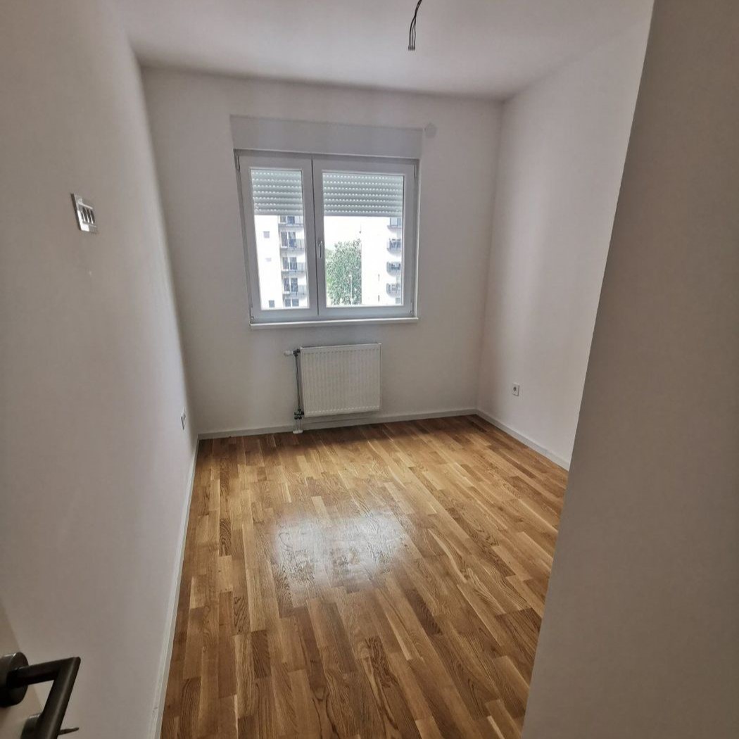 Nov dvosoban stan na Šonsiju   odmah useljiv   062 792 583 2