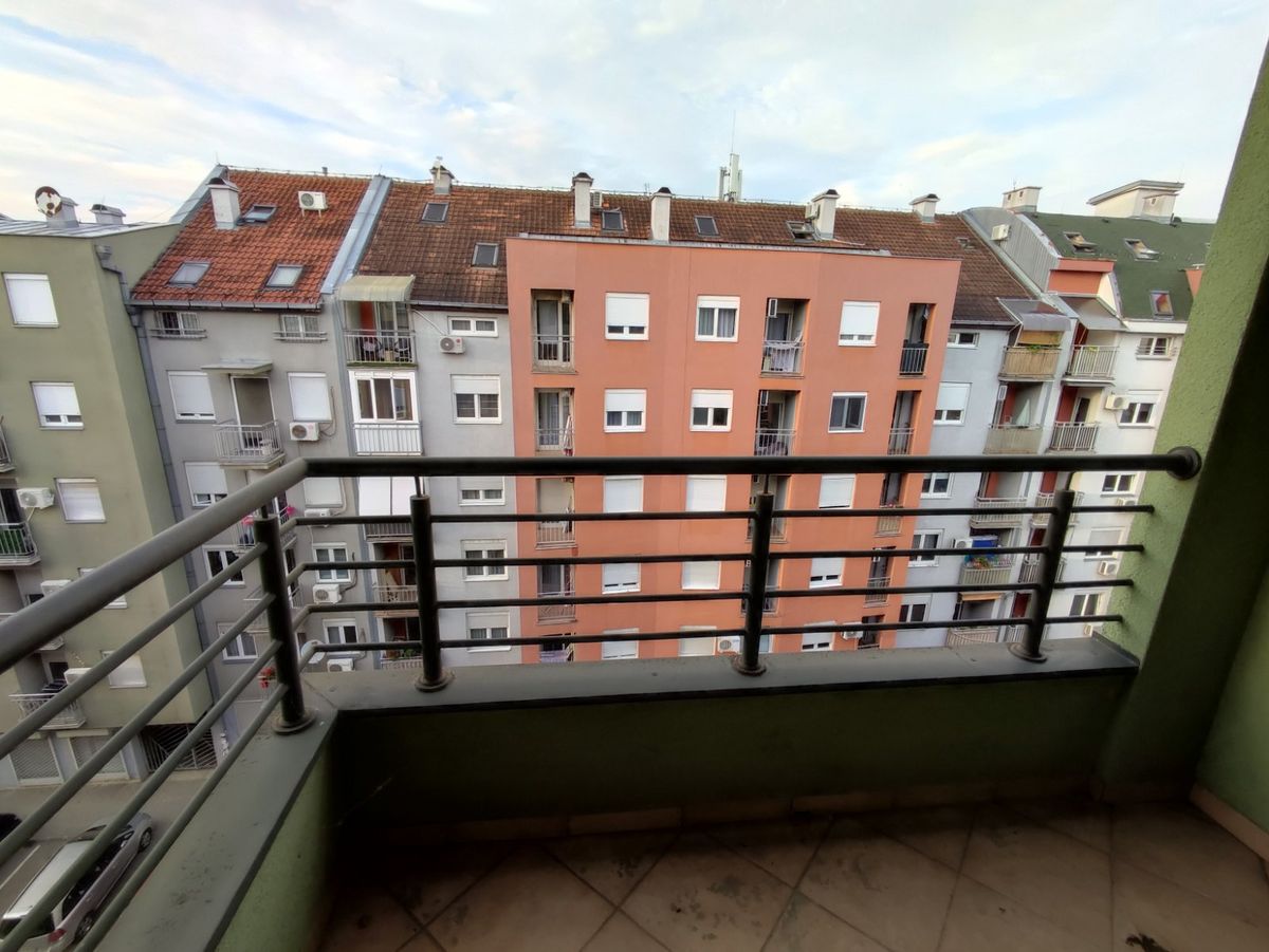 Puškinova   odmah useljiv namešten dvosoban stan   062 792 583 5