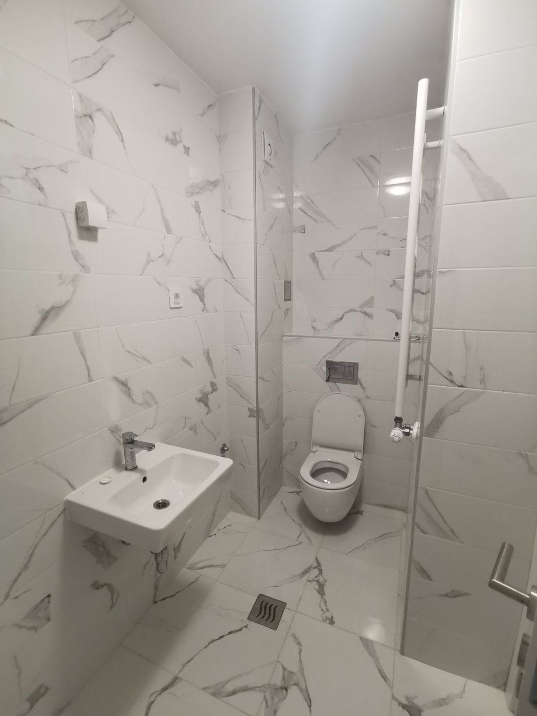 Nov dvosoban stan na Šonsiju   odmah useljiv   062 792 583 4