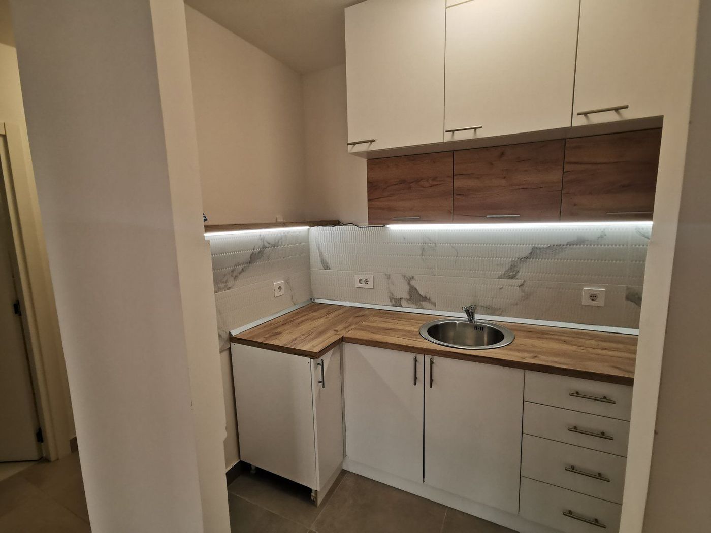 Nov dvosoban stan na Šonsiju   odmah useljiv   062 792 583 3