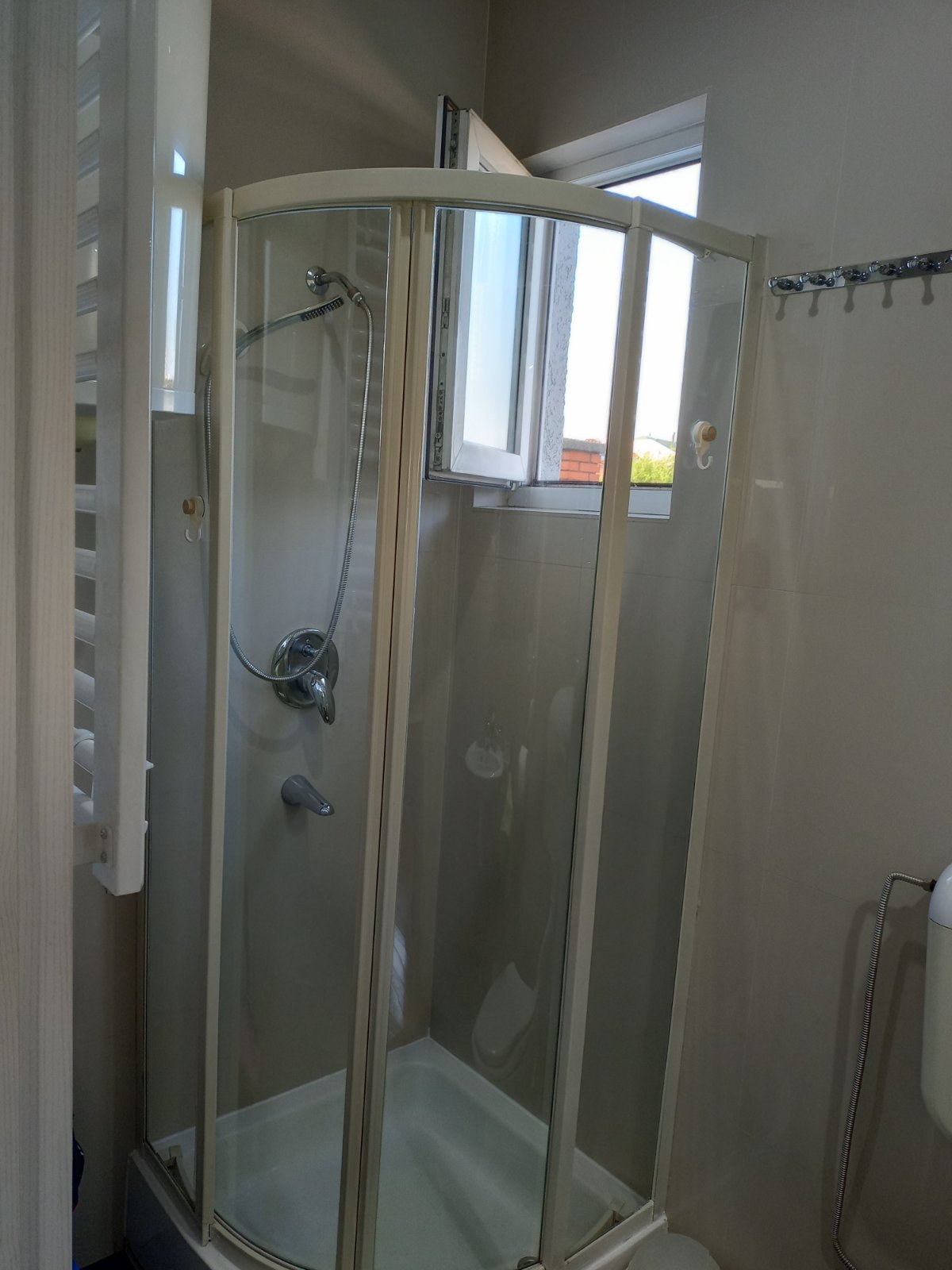 PRODAJEM GARSONJERU I GARAŽU U ISTOJ ZGRADI  U BEOGRADU 5