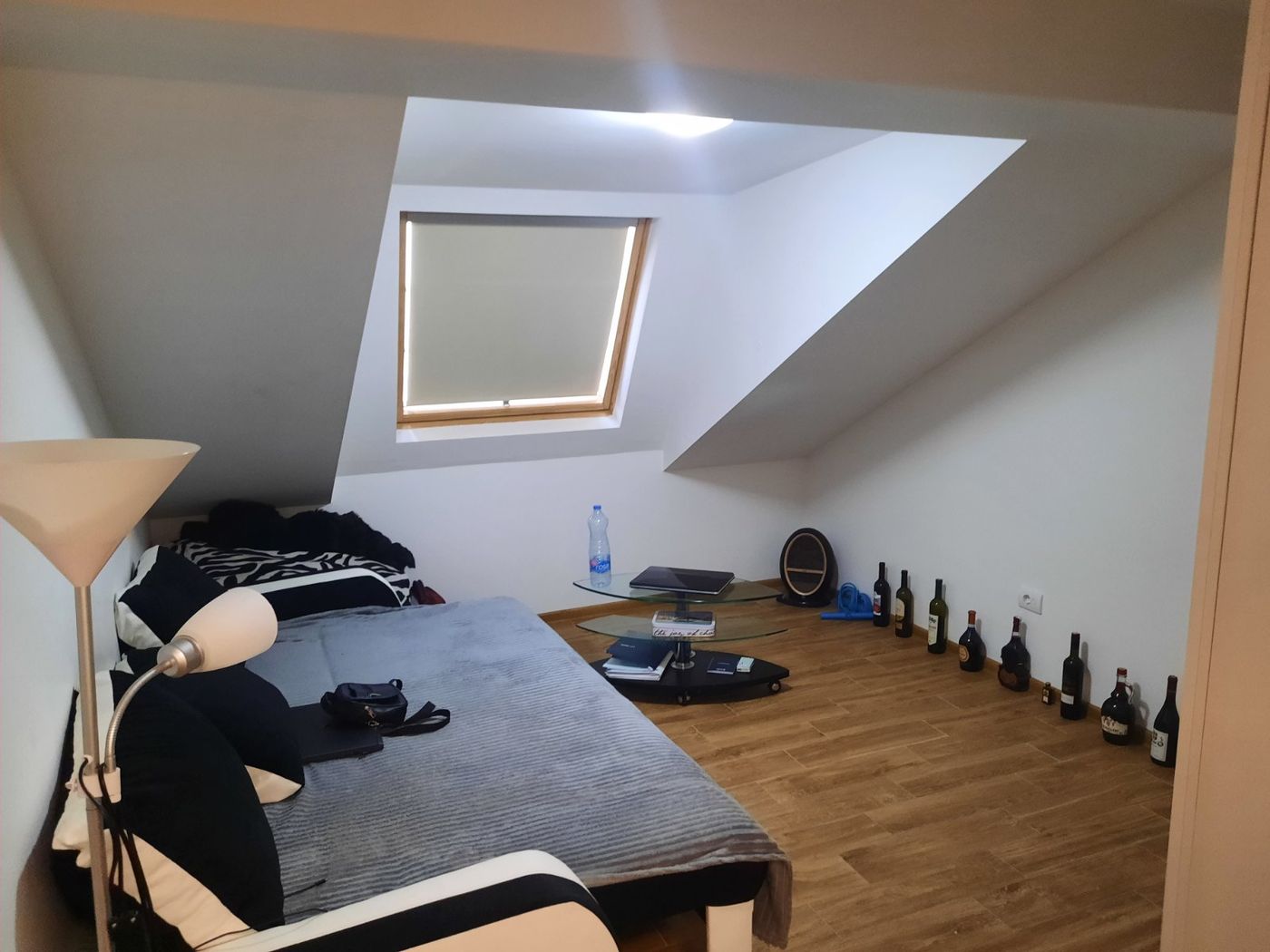 Uknjižen jednoiposoban stan   parking za stanare   062 792 583 3