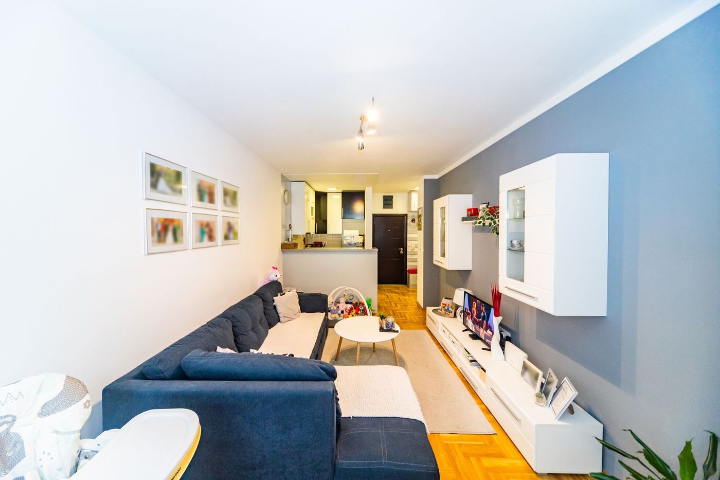 Uknjižen  kompletno namešten dvosoban stan   062 792 583 1