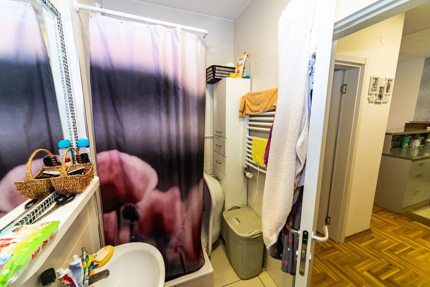 Uknjižen  kompletno namešten dvosoban stan   062 792 583 4