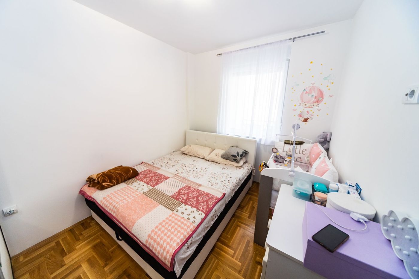 Uknjižen  kompletno namešten dvosoban stan   062 792 583 2