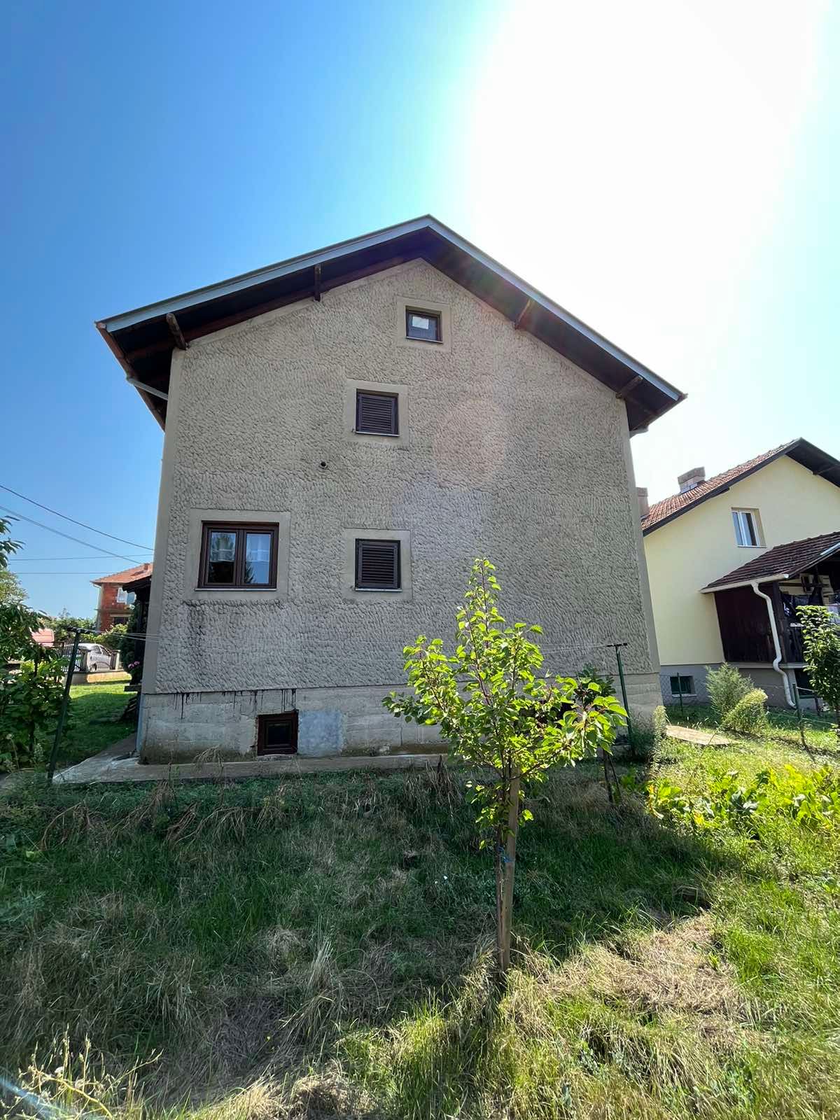 Na prodaju dvospratna uknjizena kuca sa dvoristem 4