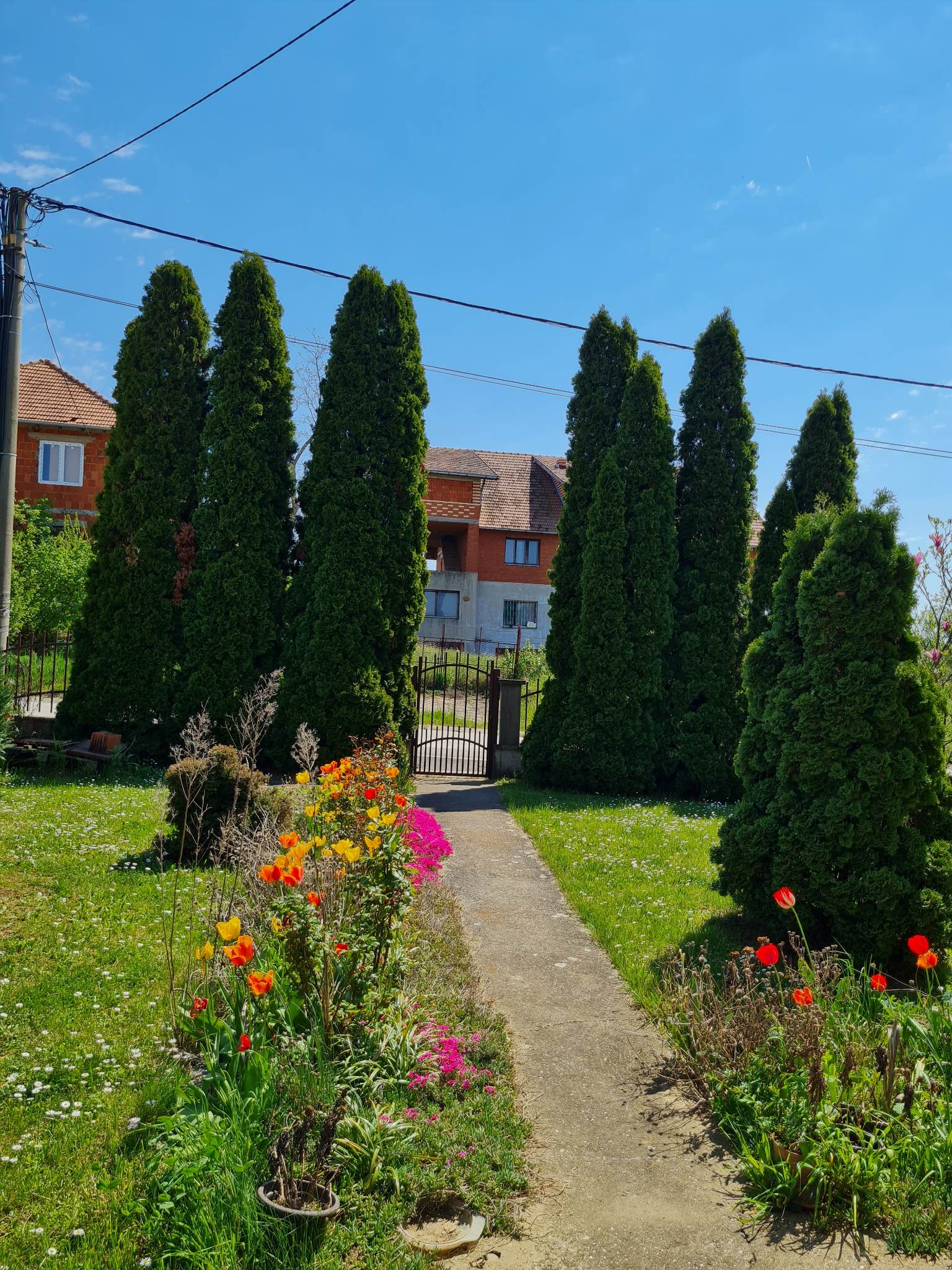 Na prodaju dvospratna uknjizena kuca sa dvoristem 2