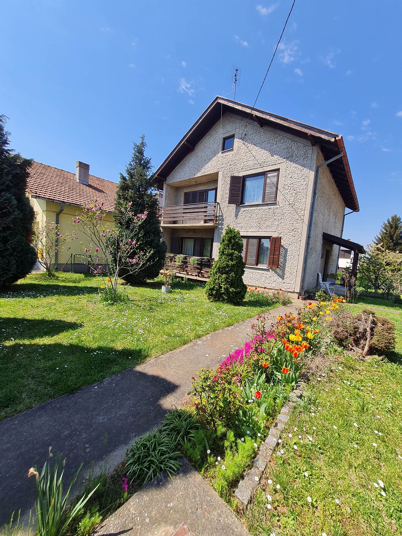 Na prodaju dvospratna uknjizena kuca sa dvoristem 5