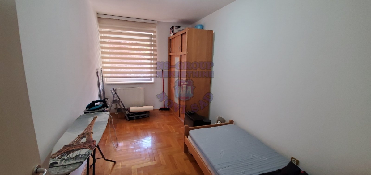 Uknjižen trosoban stan   2m do prozora    062 792 583 3