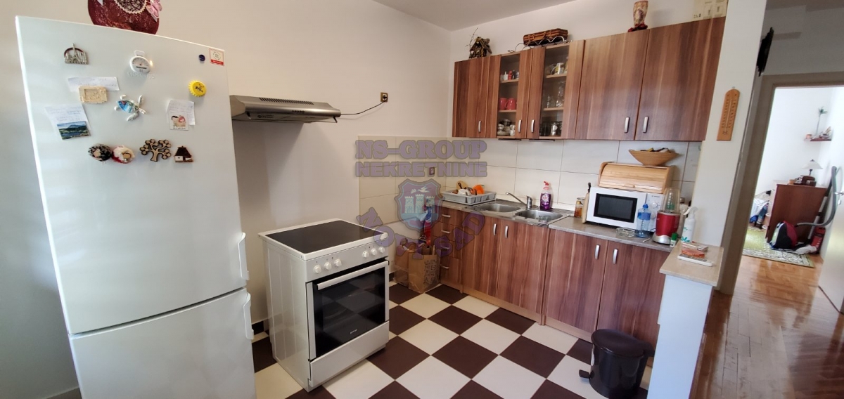 Uknjižen trosoban stan   2m do prozora    062 792 583 4