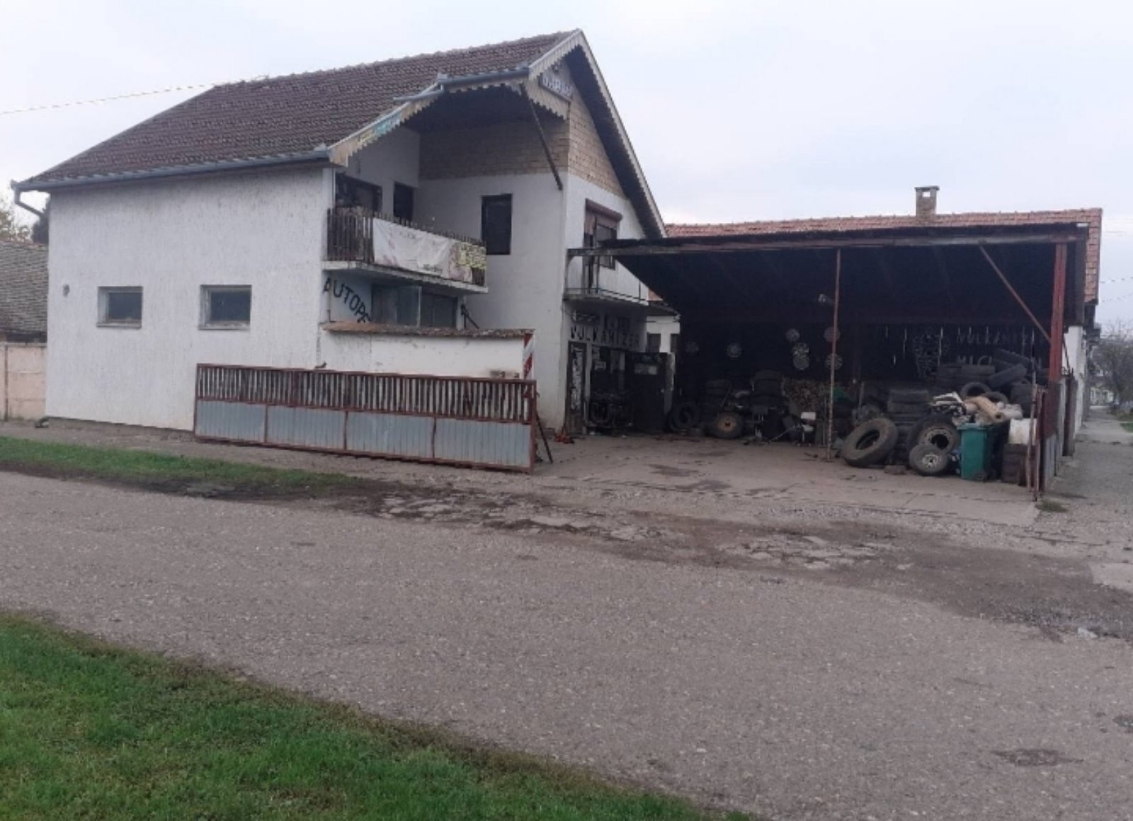 Kuća na prodaju sa polsovnim prostorom 2