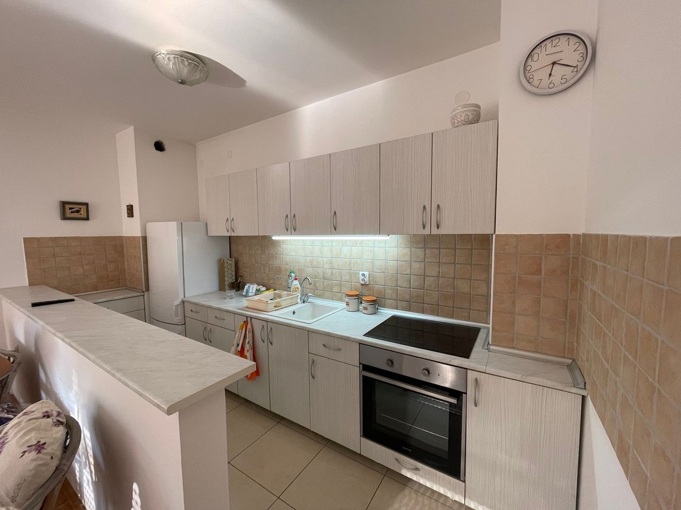 Uknjižen  namešten dvoiposoban stan   062 792 583 4