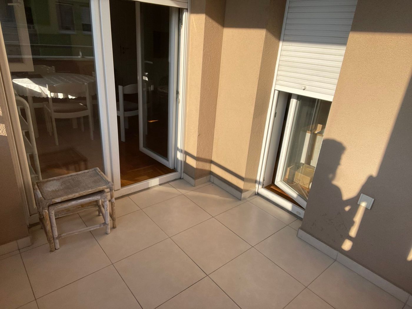 Uknjižen  namešten dvoiposoban stan   062 792 583 5