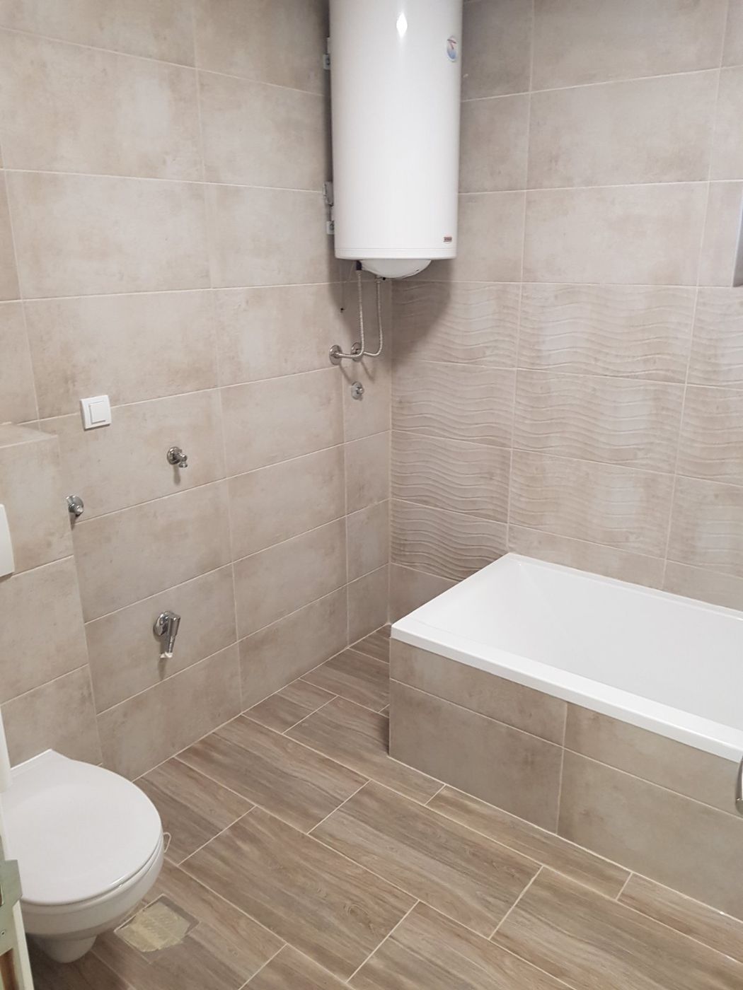 Fantastičan trosoban stan u Veterniku  iz hodnika u sve prostorije   062 792 583 4