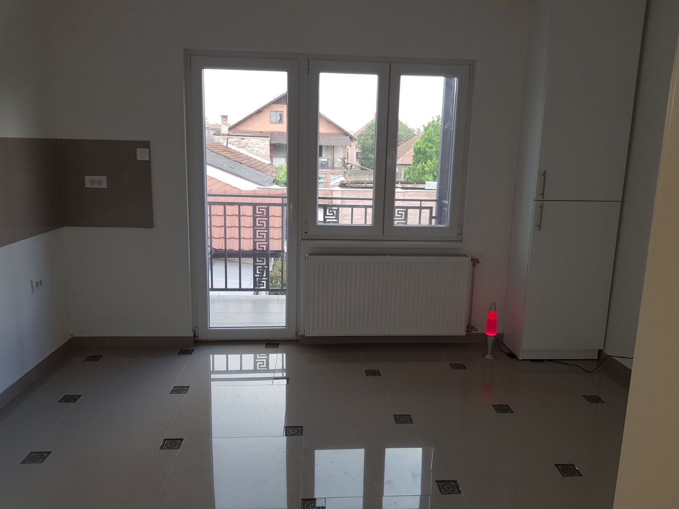 Fantastičan trosoban stan u Veterniku  iz hodnika u sve prostorije   062 792 583 3