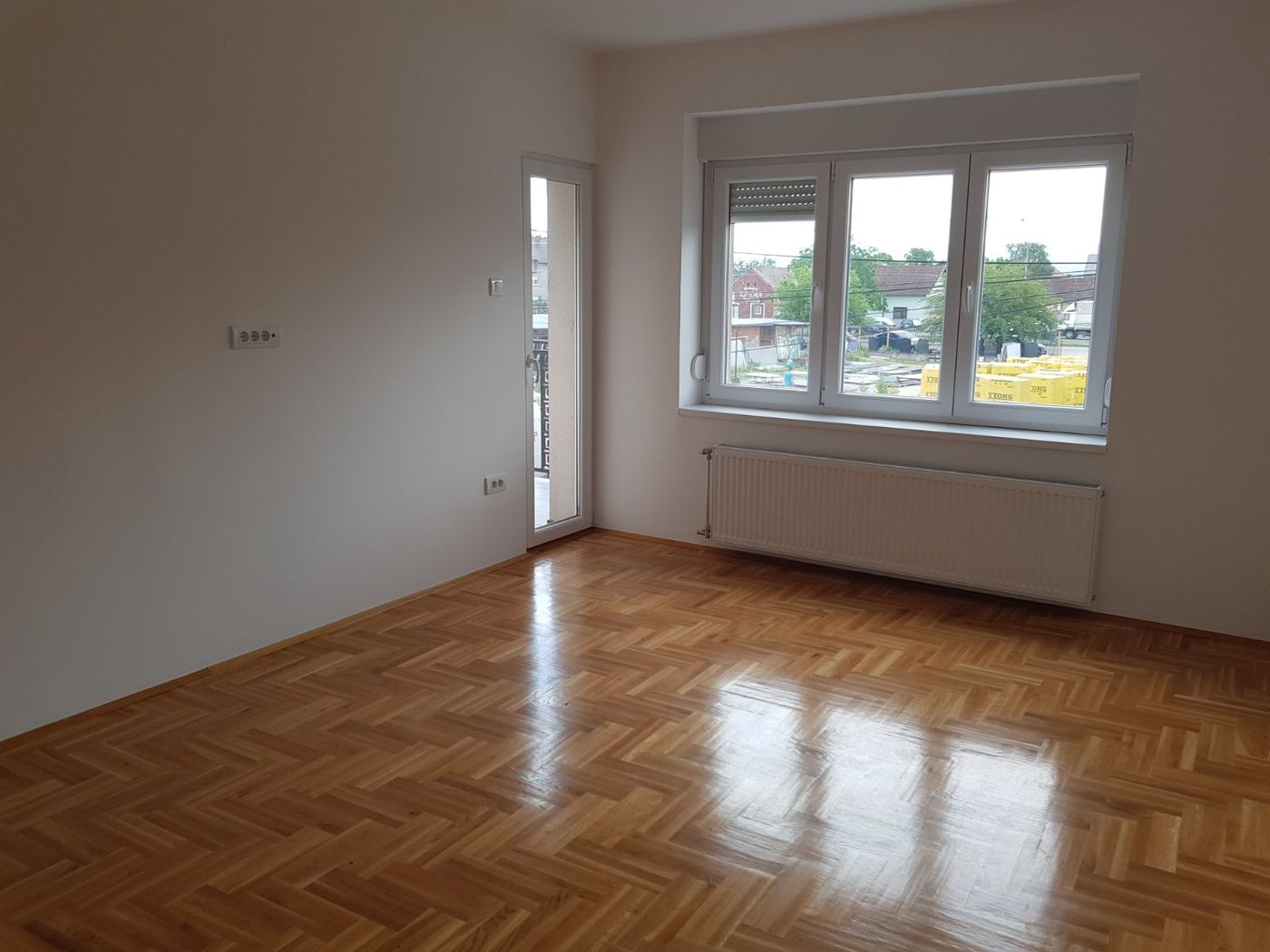 Fantastičan trosoban stan u Veterniku  iz hodnika u sve prostorije   062 792 583 2