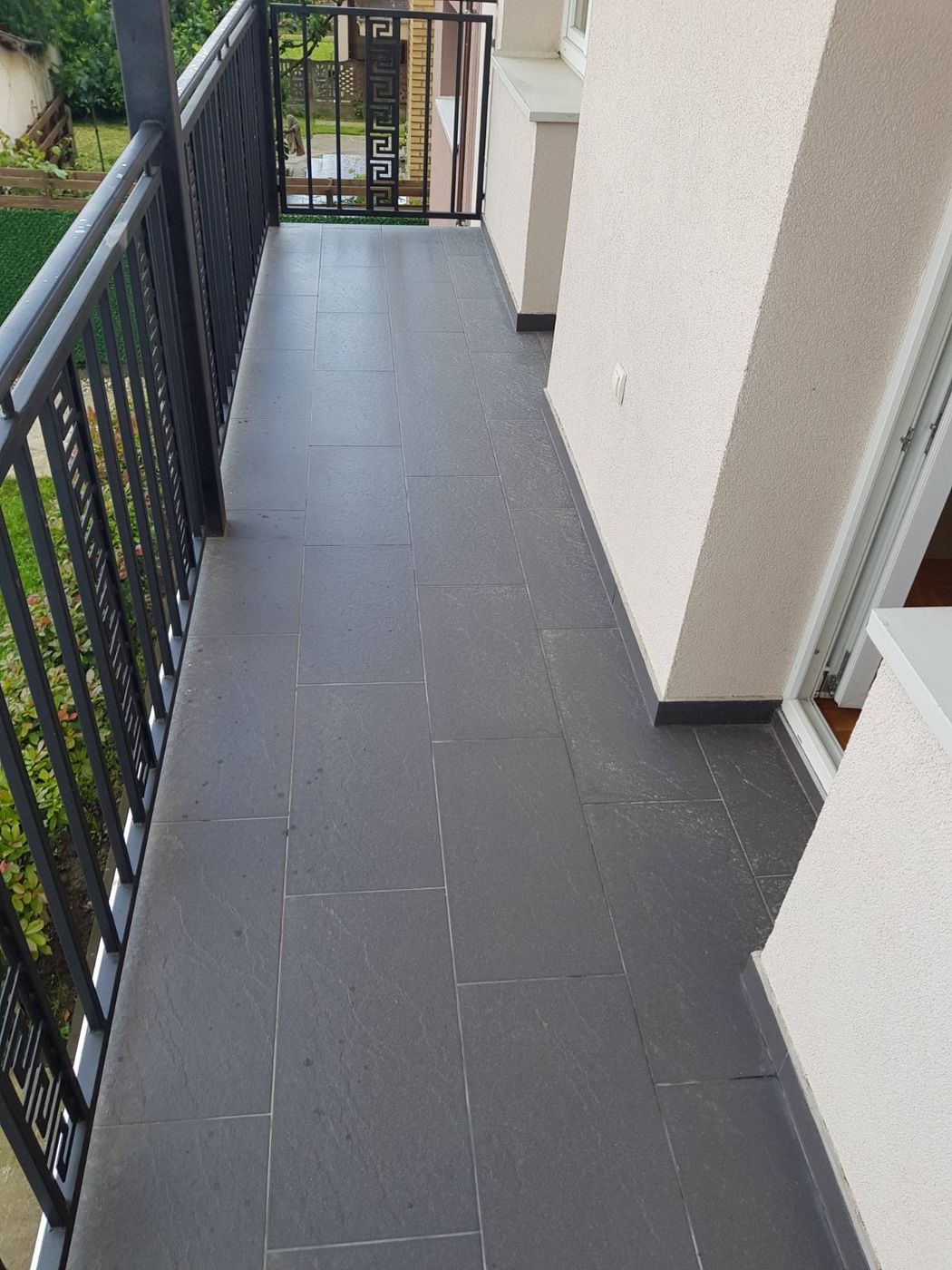 Fantastičan trosoban stan u Veterniku  iz hodnika u sve prostorije   062 792 583 5