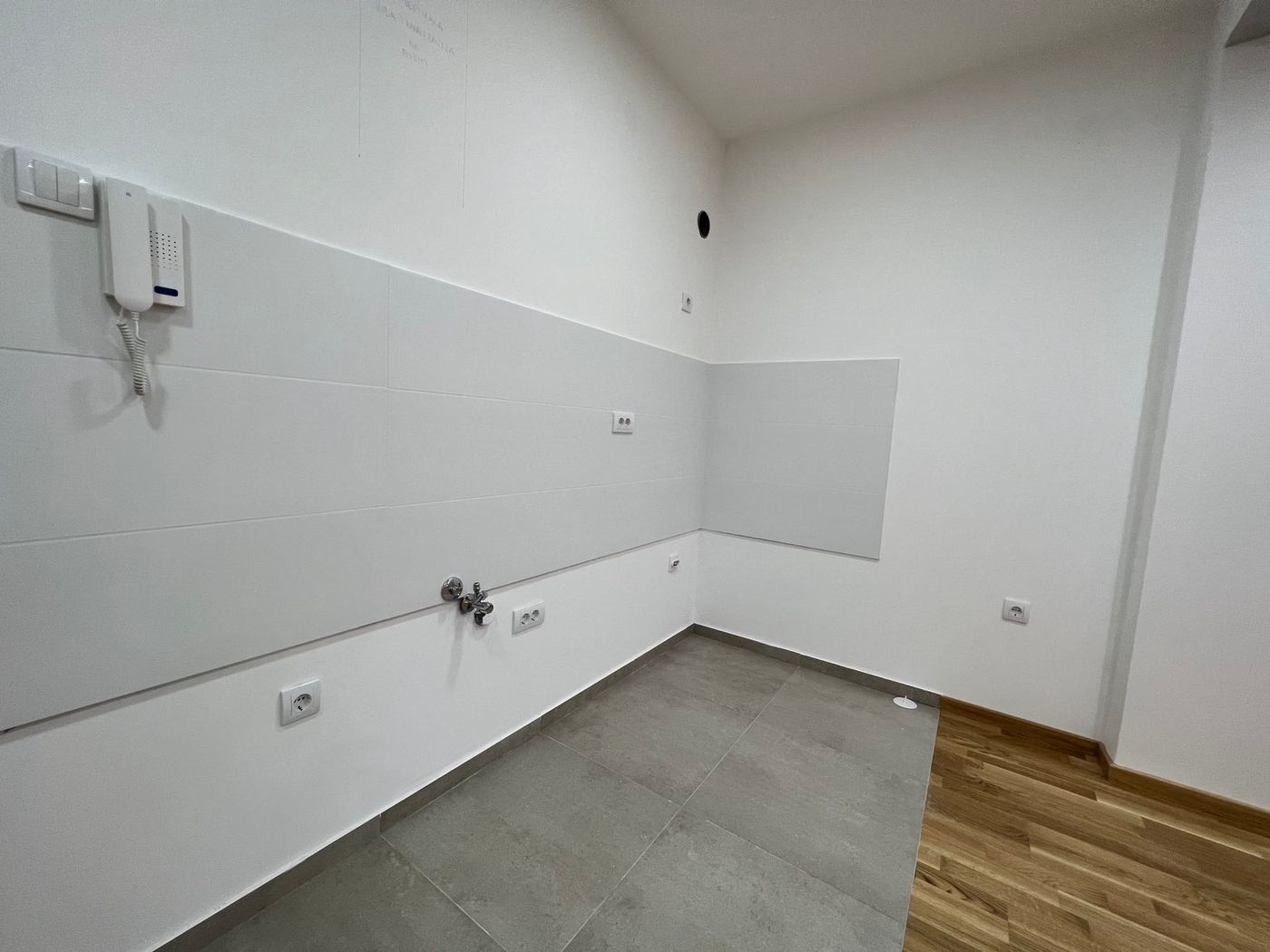 Nov   odmah useljiv   blizina centra   savršen raspored  062 792 583 4