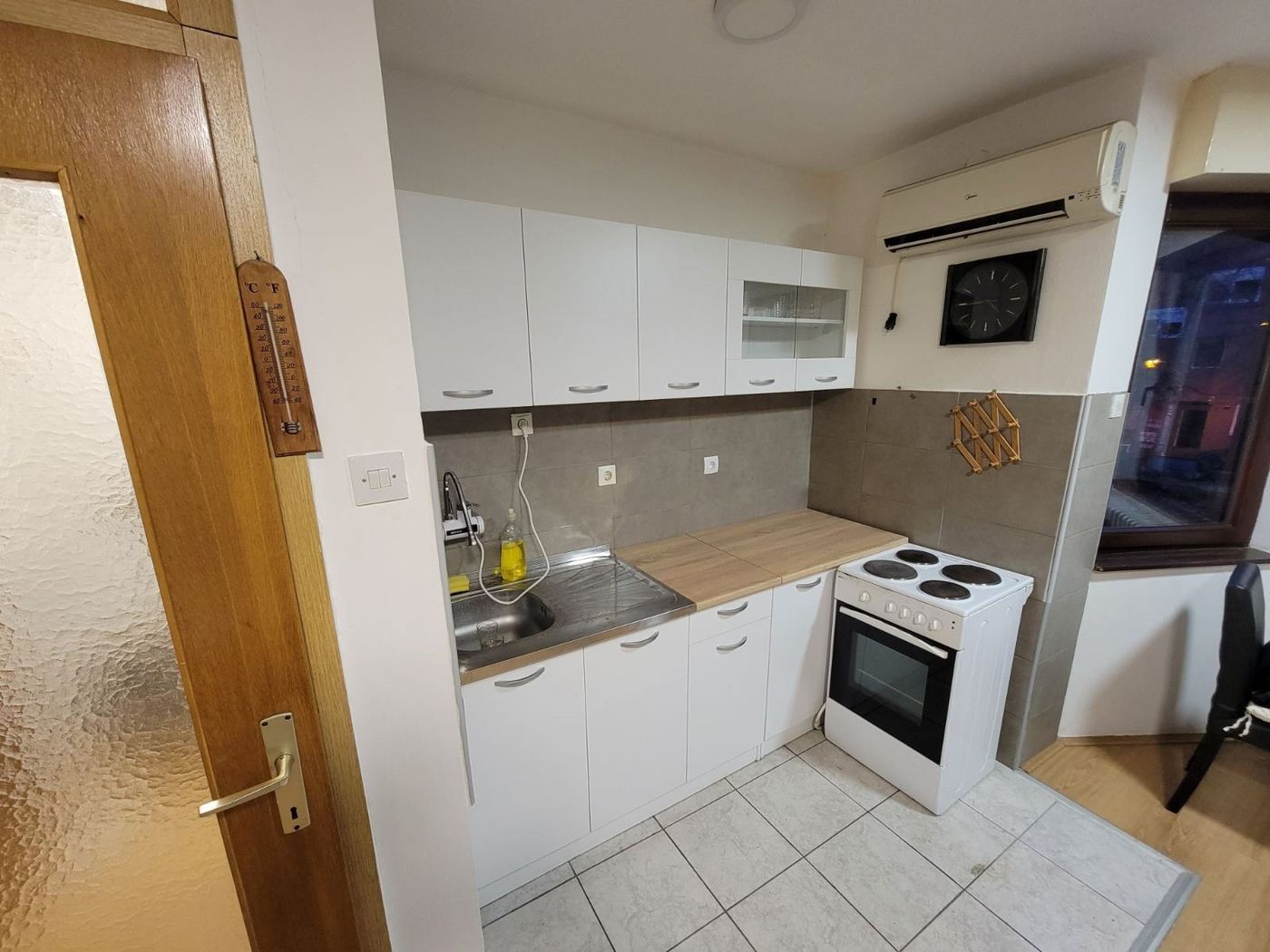 Uknjižena  renovirana garsonjera na Satelitu  prodaje se nameštena   062 792 583 4