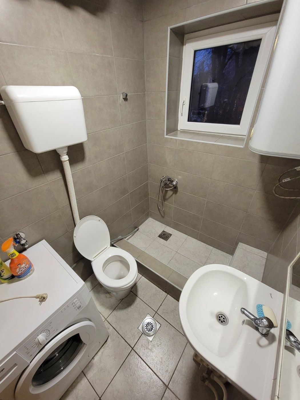 Uknjižena  renovirana garsonjera na Satelitu  prodaje se nameštena   062 792 583 5