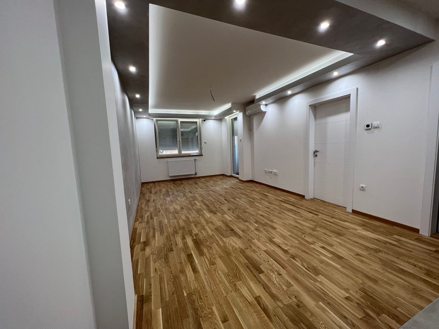 Nov   odmah useljiv   blizina centra   savršen raspored  062 792 583 2