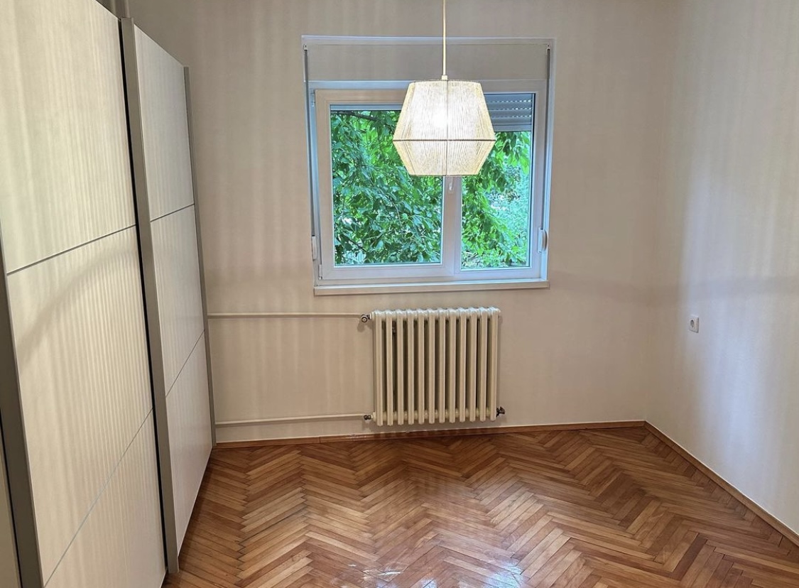 Uknjižen dvosoban stan na mirnoj lokaciji   savršen raspored   062 792 583 3