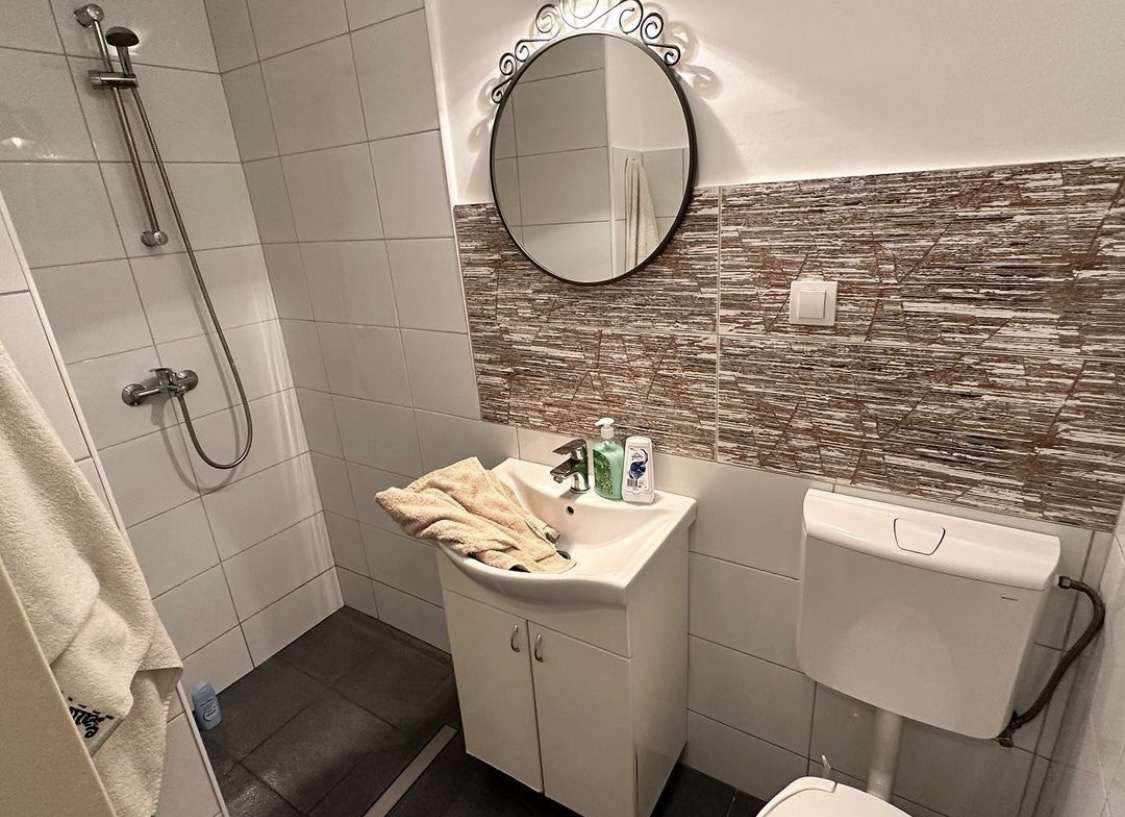 Uknjižen dvosoban stan na mirnoj lokaciji   savršen raspored   062 792 583 4