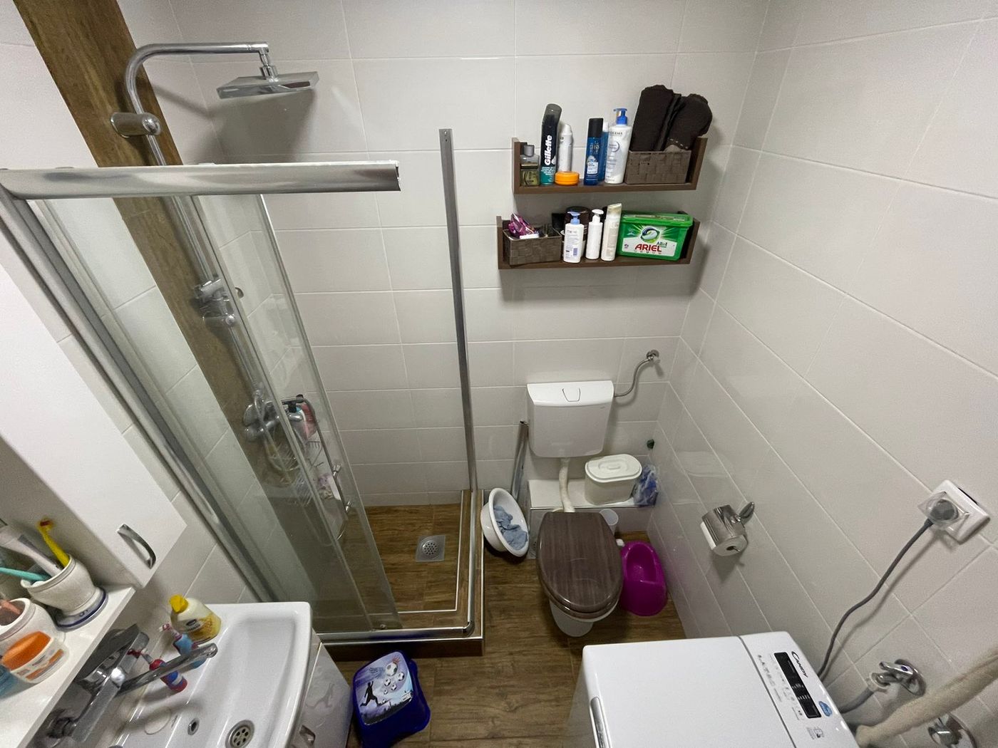 Uknjižen komforan stan   parking za stanare   062 792 583 4