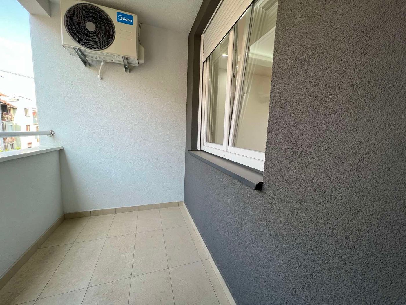 Nov   odmah useljiv   blizina centra   savršen raspored  062 792 583 5