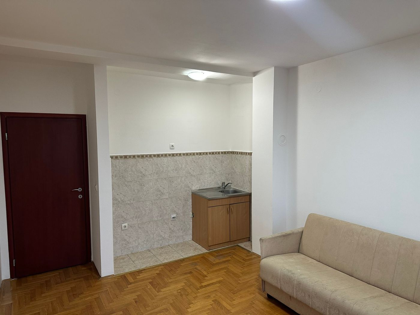 Subotička   kompletno renovirana i uknjižena garsonjera   062 792 583 2