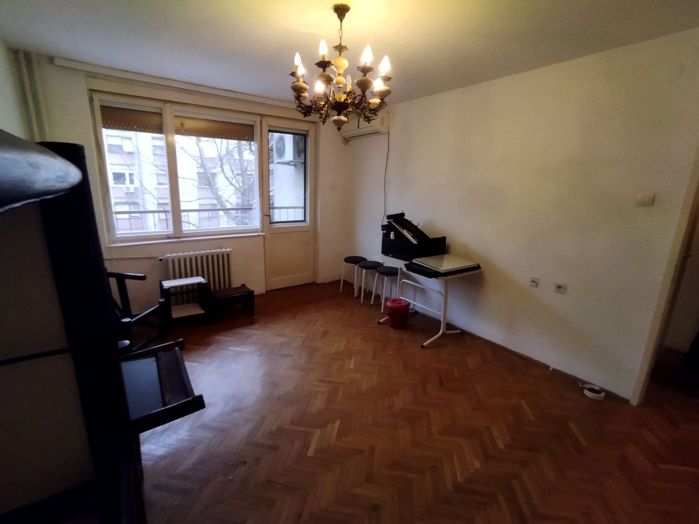 Odmah useljiv  uknjižen dvosoban stan   062 792 583 2