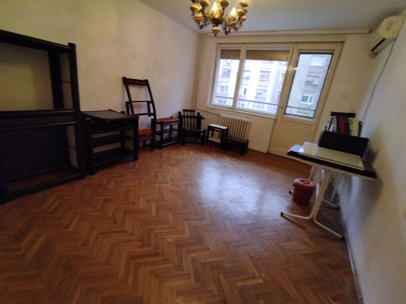 Odmah useljiv  uknjižen dvosoban stan   062 792 583 1