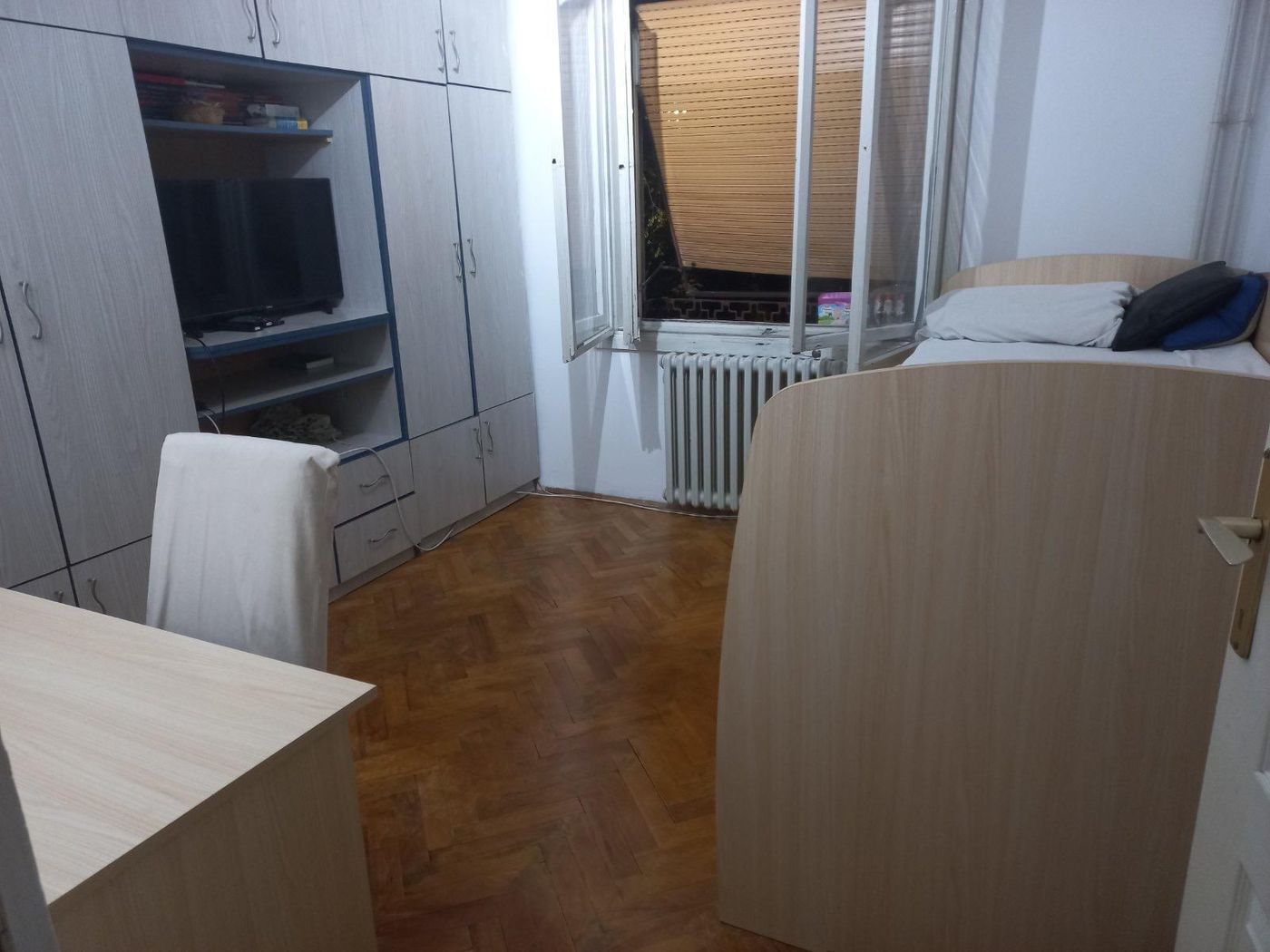 Uknjižen dvosoban stan   može biti 2 5  renoviran   062 792 583 3