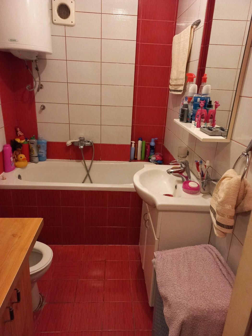 Uknjižen dvosoban stan   može biti 2 5  renoviran   062 792 583 4