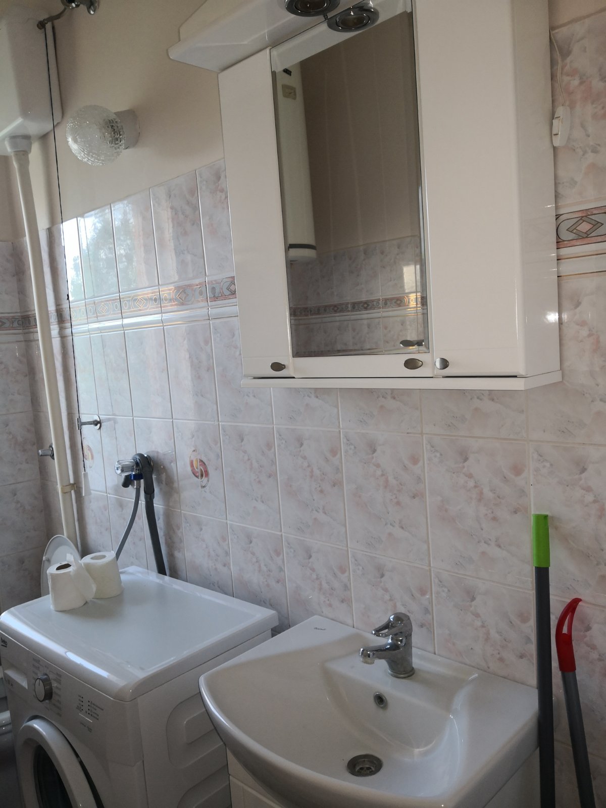 Izdaje se dvosoban stan 4