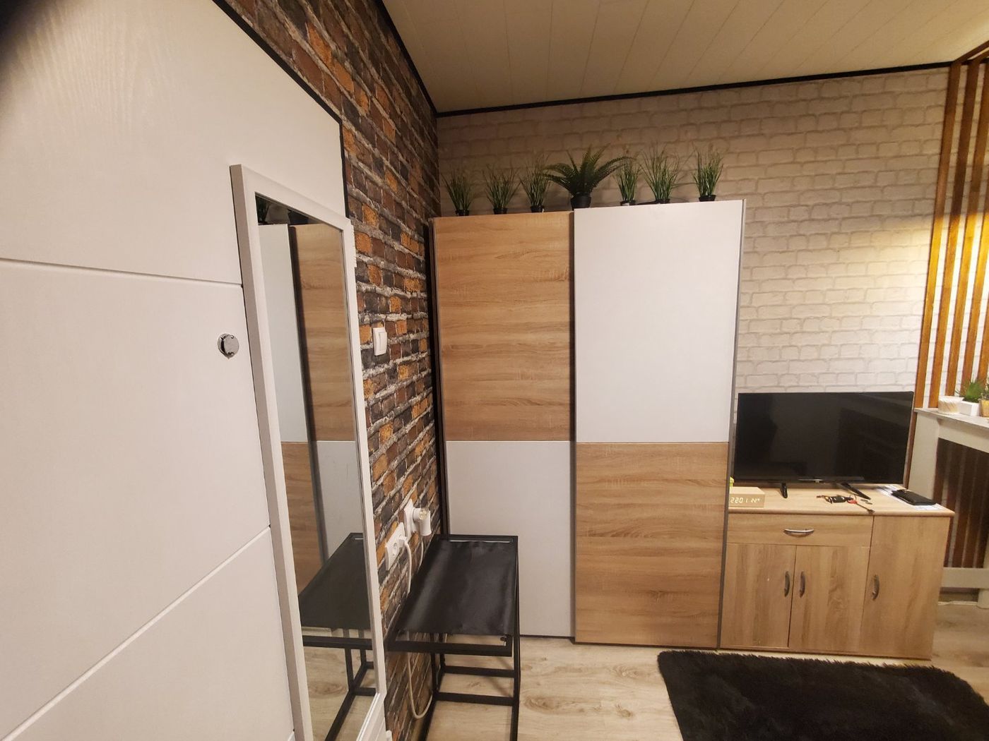 Uknjižena garsonjera  kompletno nameštena   idealno za izdavanje   062 792 583 2